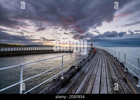 Blick auf den West Pier vom neu eröffneten 2020 East Pier in Whitby, North Yorkshire Stockfoto