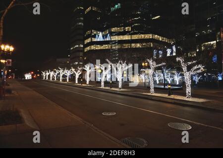 Montreal, QC / Kanada - 9. Dezember 2017: McGill College Avenue mit Weihnachtsbeleuchtung Stockfoto