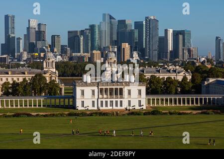 England, London, Greenwich, Blick auf das Queens House und die Docklands Skyline vom Greenwich Park Stockfoto