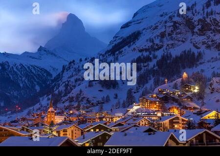 Dämmerung über das Matterhorn und Stadt Zermatt, Wallis, Schweiz Stockfoto