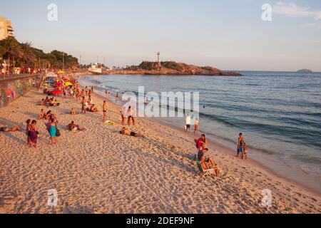 Rio de Janeiro, Brasilien - Frebuary 21, 2011: Leute, die Spaß am strand von arpoador am Ende eines Sommernachmittages haben. Stockfoto
