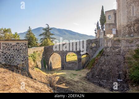 Schloss Melfi an einem sonnigen Tag im Sommer Stockfoto