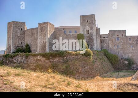 Schloss Melfi an einem sonnigen Tag im Sommer Stockfoto