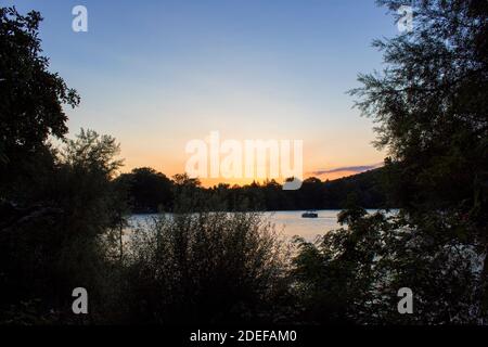 Skyline von Monticchio See im Sonnenuntergang. Es ist ein erstaunlicher See mit Kirche in ihrer Nähe Stockfoto