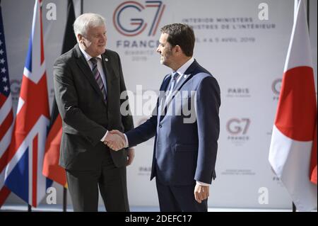Bundesinnenminister Horst Seehofer geht neben dem französischen Innenminister Christophe Castaner zu einem Treffen im Innenministerium, Place Beauvau, am 4. April 2019Foto: Eliot Blondt/ABACAPRESS.COM Stockfoto