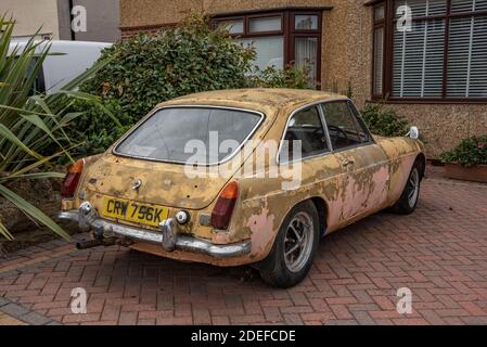 1972 MGB Coupé mit stark abblätternder Lackierung Stockfoto