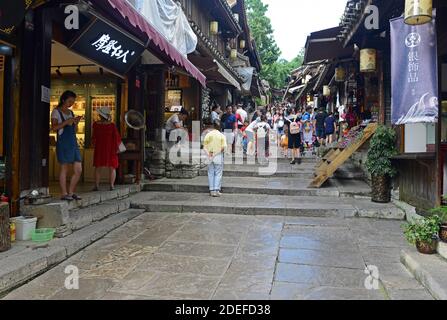 Blick entlang einer Einkaufsstraße in der historischen Stadt Qingyan in der Nähe von Guiyang in der Provinz Guizhou, China Stockfoto