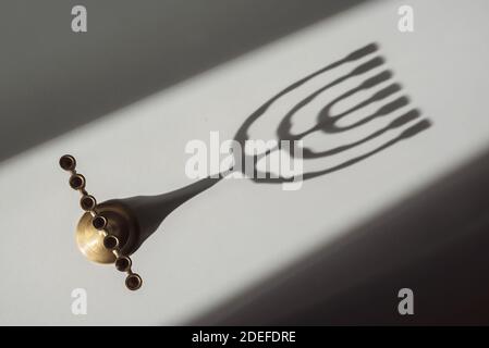 Blick von oben auf einen jüdischen Kerzenständer und seinen Schatten Stockfoto