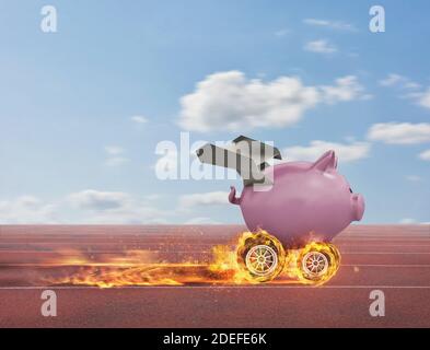Sparschwein mit Rad wie ein Auto läuft schnell auf der Strecke. Konzept der schnellen Aufstacheln des Geldes. Stockfoto