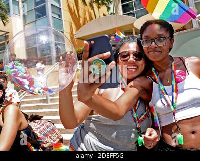 KEIN FILM, KEIN VIDEO, KEIN Fernsehen, KEINE DOKUMENTATION - die Einwohner von Philadelphia Lillian Nguyen, 26, links, und Ashley Jones, 26, rechts, nehmen sich einen Moment Zeit, um ihren Besuch in Miami Beach während der Pride Parade festzuhalten. Miami Beach hat am Sonntag, den 7. April 2019 in Miami, FL, USA, seine 11. Jährliche LGBT 'Pride' Parade abgehalten. Foto von Carl Juste/Miami Herald/TNS/ABACAPRESS.COM Stockfoto