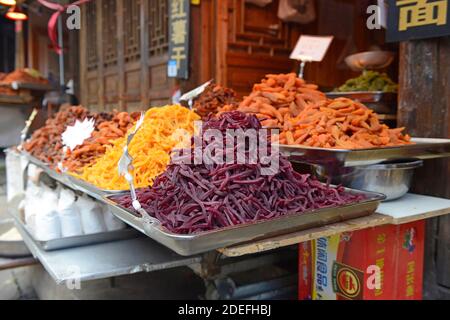 Getrocknete Obst- oder Gemüsescheiben zum Verkauf in der antiken Stadt Qingyan in der Nähe von Guiyang, Provinz Guizhou, China Stockfoto