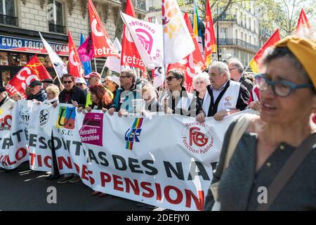 Rentner demonstrieren in Paris nach dem Aufruf mehrerer Gewerkschaften, gegen Emmanuel Macrons Rentenreformen zu protestieren, Paris, Frankreich, 11. April 2019. Foto von Daniel Derajinski/ABACAPRESS.COM Stockfoto