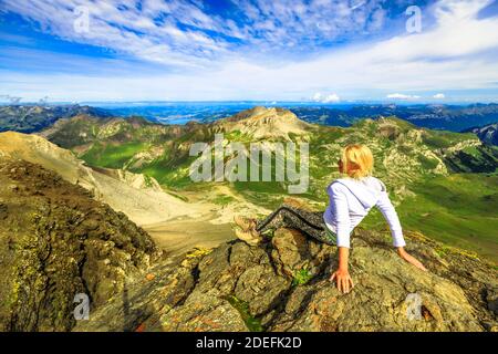 Tourist Frau entspannen nach dem Wandern und Blick auf das erstaunliche Panorama 360 Grad rund um 200 Gipfel vom Aussichtspunkt Schilthorn in Bern Oberland Stockfoto