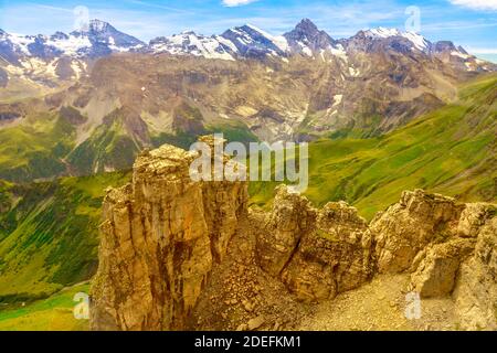 Luftaufnahme über Klippen, felsigen Bergen und Tälern mit Seen und Flüssen bei Birg nach Schilthorn. Schneebedeckte Gipfel der Berner Voralpen, Kanton Stockfoto