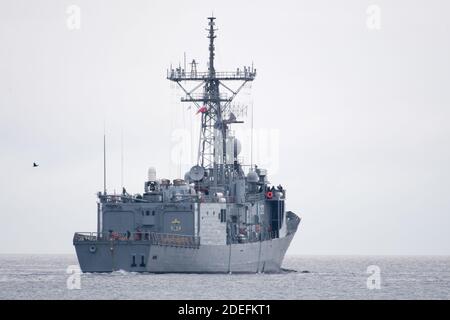 Polnisch Oliver Hazard Perry Klasse geführte Rakete Fregatte ORP General Kazimierz Pulaski 272 (ehemals USS Clark FFG-11) in Gdynia, Polen. November Stockfoto