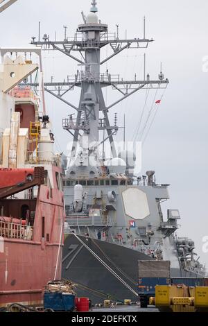 US Navy Arleigh Burke-Klasse Zerstörer USS Ross DDG-71 im Hafen von Gdynia, Polen. 17. November 2020 © Wojciech Strozyk / Alamy Stockfoto Stockfoto