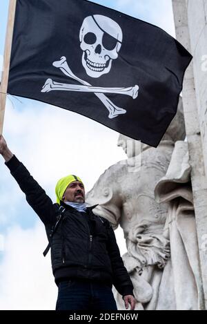 Mehrere tausend Menschen versammelten sich in Paris zum 22. Tag der Mobilisierung der Gelbwesten-Bewegung. Die Prozession marschierte vom Nationalplatz zum Platz der Republik, um gegen die Politik von Emmanuel Macron und seiner Regierung zu protestieren. Am Ende der Demonstration kam es zu einigen Zusammenstößen. Ein Demonstrator schwenkte während der Demonstration eine Piratenfahne. Paris, Frankreich, 13. April 2019. Foto von Samuel Boivin / ABACAPRESS.COM Stockfoto