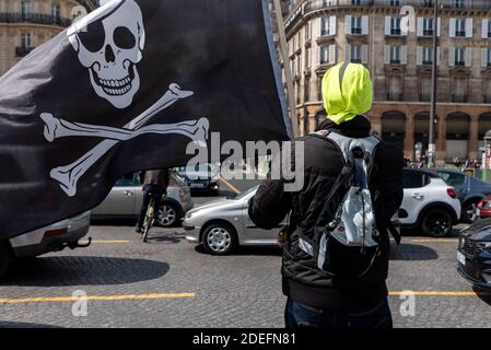 Mehrere tausend Menschen versammelten sich in Paris zum 22. Tag der Mobilisierung der Gelbwesten-Bewegung. Die Prozession marschierte vom Nationalplatz zum Platz der Republik, um gegen die Politik von Emmanuel Macron und seiner Regierung zu protestieren. Am Ende der Demonstration kam es zu einigen Zusammenstößen. Ein Demonstrator schwenkte während der Demonstration eine Piratenfahne. Paris, Frankreich, 13. April 2019. Foto von Samuel Boivin / ABACAPRESS.COM Stockfoto