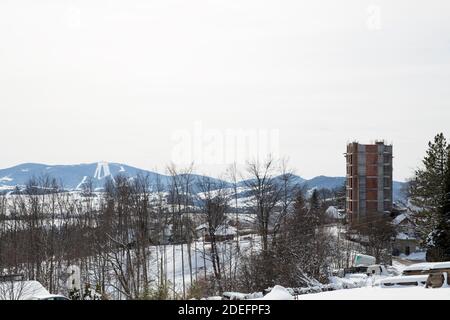 Tornik Skizentrum im Winter in der Nähe Berg Zlatibor, Serbien in der Ferne, Bau eines Gebäudes. Stockfoto