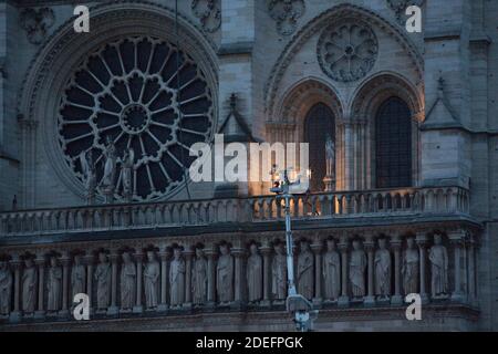 Feuerwehrleute arbeiten, um ein Feuer am Morgen und Sonnenaufgang in der Kathedrale Notre-Dame in Paris am 16. April 2019 zu löschen. Ein gewaltiges Feuer, das die Kathedrale Notre-Dame verwüstet hat, ist "unter Kontrolle", sagte die Pariser Feuerwehr Anfang April 16, nachdem die Feuerwehrleute stundenlang gegen die Flammen gekämpft hatten. Foto von Raphael Lafargue/ABACAPRESS.COM Stockfoto