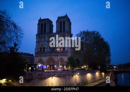 Feuerwehrleute arbeiten, um ein Feuer am Morgen und Sonnenaufgang in der Kathedrale Notre-Dame in Paris am 16. April 2019 zu löschen. Ein gewaltiges Feuer, das die Kathedrale Notre-Dame verwüstet hat, ist "unter Kontrolle", sagte die Pariser Feuerwehr Anfang April 16, nachdem die Feuerwehrleute stundenlang gegen die Flammen gekämpft hatten. Foto von Raphael Lafargue/ABACAPRESS.COM Stockfoto