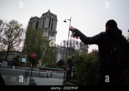 Feuerwehrleute arbeiten, um ein Feuer am Morgen und Sonnenaufgang in der Kathedrale Notre-Dame in Paris am 16. April 2019 zu löschen. Ein gewaltiges Feuer, das die Kathedrale Notre-Dame verwüstet hat, ist "unter Kontrolle", sagte die Pariser Feuerwehr Anfang April 16, nachdem die Feuerwehrleute stundenlang gegen die Flammen gekämpft hatten. Foto von Raphael Lafargue/ABACAPRESS.COM Stockfoto