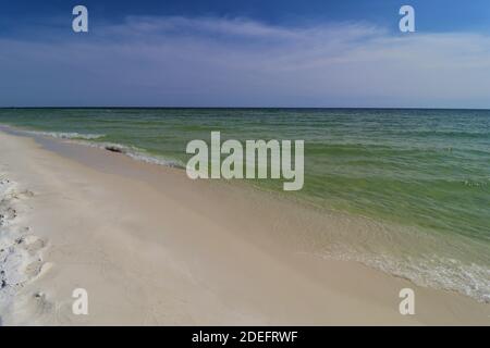 Nahaufnahme der grünen Welle an der Küste des Ozeans, kleine Welle schafft Schaum, schießen vom Strand Stockfoto