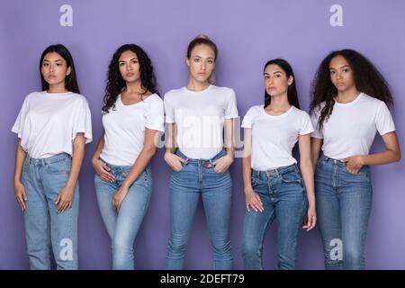 Fünf Ernsthafte Multikulturelle Damen Stehen Zusammen Über Lila Hintergrund Stockfoto
