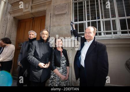 Die drei Brüder und die Schwester von Gonzague Saint Bris (L-R) Edouard Saint Bris, Marie Saint Bris, Bernard Saint Bris, Henri Saint Bris Pose während der Einweihung der Gedenktafel zu Ehren Gonzague Saint Bris "Schriftsteller, Historiker, Journalist' vor seinem ehemaligen Haus in der Rue Pelouze 5, 8. Bezirk von Paris am 17. April 2019 in Paris, Frankreich.Foto von David Niviere/ABACAPRESS.COM Stockfoto