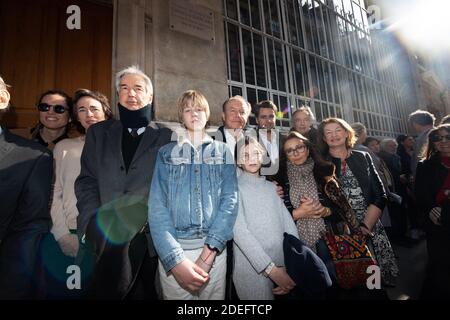 Die Familie Saint Bris posiert während der Einweihung der Gedenktafel zu Ehren von Gonzague Saint Bris "Schriftsteller, Historiker, Journalist" an der Wand seines ehemaligen Hauses in der Rue Pelouze 5 8. Bezirk von Paris am 17. April 2019 in Paris, Frankreich.Foto von David Niviere/ABACAPRESS.COM Stockfoto