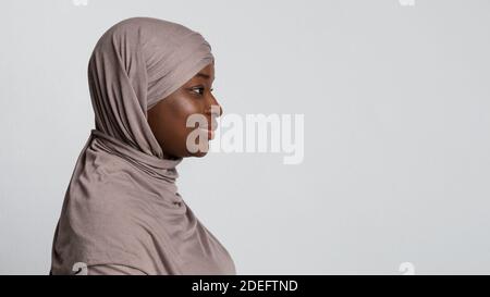 Profil Porträt der schwarzen islamischen Dame in Hijab Blick auf Speicherplatz kopieren Stockfoto