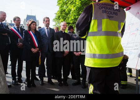 Jean-Claude Gallet der General der Pariser Feuerwehrleute, Jean-Marc Chauve, der französische Innenminister Christophe Castaner, der Pariser Präfekt Didier Lallement, die Pariser Bürgermeisterin Anne Hidalgo und andere Beamte gehen am 18. April 2019 in Paris an der Kathedrale Notre Dame vorbei. Frankreich würdigte am 18. April 2019 die Pariser Feuerwehrleute, die die Kathedrale Notre-Dame vor dem Einsturz retteten, während Bauarbeiter eilig einen Bereich über einem der berühmten rosafarben Fenster der Kirche und anderen gefährdeten Bereichen des feuerbeschädigten Denkmales sicherten. Foto von Raphael Lafargue/ABACAPRESS.COM Stockfoto