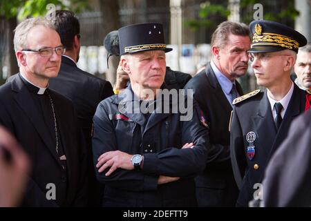 Jean-Claude Gallet General der Feuerwehr von paris, neben Didier Lallement. Jean-Marc Chauve, französischer Innenminister Christophe Castaner, der Pariser Präfekt Didier Lallement, die Pariser Bürgermeisterin Anne Hidalgo und andere Beamte gehen am 18. April 2019 in Paris an der Kathedrale Notre Dame vorbei. Frankreich würdigte am 18. April 2019 die Pariser Feuerwehrleute, die die Kathedrale Notre-Dame vor dem Einsturz retteten, während Bauarbeiter eilig einen Bereich über einem der berühmten rosafarben Fenster der Kirche und anderen gefährdeten Bereichen des feuerbeschädigten Denkmales sicherten. Foto von Raphael Lafargue/ABACAPR Stockfoto