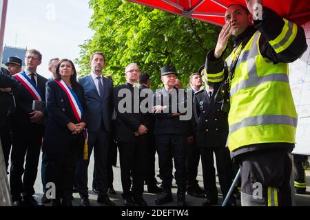 Jean-Claude Gallet der General der Pariser Feuerwehrleute, Jean-Marc Chauve, der französische Innenminister Christophe Castaner, der Pariser Präfekt Didier Lallement, die Pariser Bürgermeisterin Anne Hidalgo und andere Beamte gehen am 18. April 2019 in Paris an der Kathedrale Notre Dame vorbei. Frankreich würdigte am 18. April 2019 die Pariser Feuerwehrleute, die die Kathedrale Notre-Dame vor dem Einsturz retteten, während Bauarbeiter eilig einen Bereich über einem der berühmten rosafarben Fenster der Kirche und anderen gefährdeten Bereichen des feuerbeschädigten Denkmales sicherten. Foto von Raphael Lafargue/ABACAPRESS.COM Stockfoto