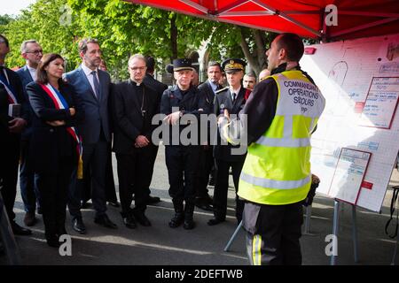 Jean-Claude Gallet der General der Pariser Feuerwehrleute, Jean-Marc Chauve, der französische Innenminister Christophe Castaner, der Pariser Präfekt Didier Lallement, die Pariser Bürgermeisterin Anne Hidalgo und andere Beamte gehen am 18. April 2019 in Paris an der Kathedrale Notre Dame vorbei. Frankreich würdigte am 18. April 2019 die Pariser Feuerwehrleute, die die Kathedrale Notre-Dame vor dem Einsturz retteten, während Bauarbeiter eilig einen Bereich über einem der berühmten rosafarben Fenster der Kirche und anderen gefährdeten Bereichen des feuerbeschädigten Denkmales sicherten. Foto von Raphael Lafargue/ABACAPRESS.COM Stockfoto