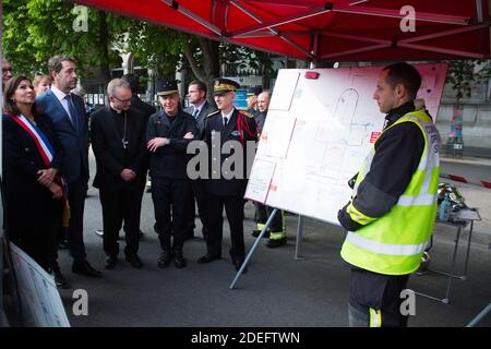 Jean-Claude Gallet der General der Pariser Feuerwehrleute, Jean-Marc Chauve, der französische Innenminister Christophe Castaner, der Pariser Präfekt Didier Lallement, die Pariser Bürgermeisterin Anne Hidalgo und andere Beamte gehen am 18. April 2019 in Paris an der Kathedrale Notre Dame vorbei. Frankreich würdigte am 18. April 2019 die Pariser Feuerwehrleute, die die Kathedrale Notre-Dame vor dem Einsturz retteten, während Bauarbeiter eilig einen Bereich über einem der berühmten rosafarben Fenster der Kirche und anderen gefährdeten Bereichen des feuerbeschädigten Denkmales sicherten. Foto von Raphael Lafargue/ABACAPRESS.COM Stockfoto