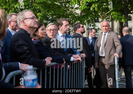 Jean-Claude Gallet der General der Pariser Feuerwehrleute, Jean-Marc Chauve, der französische Innenminister Christophe Castaner, der Pariser Präfekt Didier Lallement, die Pariser Bürgermeisterin Anne Hidalgo und andere Beamte gehen am 18. April 2019 in Paris an der Kathedrale Notre Dame vorbei. Frankreich würdigte am 18. April 2019 die Pariser Feuerwehrleute, die die Kathedrale Notre-Dame vor dem Einsturz retteten, während Bauarbeiter eilig einen Bereich über einem der berühmten rosafarben Fenster der Kirche und anderen gefährdeten Bereichen des feuerbeschädigten Denkmales sicherten. Foto von Raphael Lafargue/ABACAPRESS.COM Stockfoto