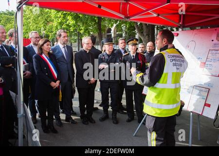 Jean-Claude Gallet der General der Pariser Feuerwehrleute, Jean-Marc Chauve, der französische Innenminister Christophe Castaner, der Pariser Präfekt Didier Lallement, die Pariser Bürgermeisterin Anne Hidalgo und andere Beamte gehen am 18. April 2019 in Paris an der Kathedrale Notre Dame vorbei. Frankreich würdigte am 18. April 2019 die Pariser Feuerwehrleute, die die Kathedrale Notre-Dame vor dem Einsturz retteten, während Bauarbeiter eilig einen Bereich über einem der berühmten rosafarben Fenster der Kirche und anderen gefährdeten Bereichen des feuerbeschädigten Denkmales sicherten. Foto von Raphael Lafargue/ABACAPRESS.COM Stockfoto