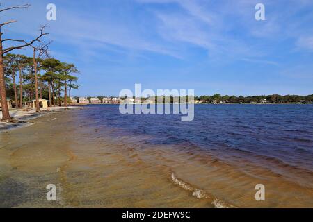 Eine schöne Aussicht auf das Festland von der gegenüberliegenden Küste des Golfs von Mexiko, von Santa Rose Island, das blaue Wasser des Ozeans glänzen mit dem bräunlichen Stockfoto