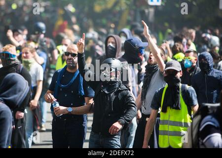 Schwarze Blöcke Mittelfinger während der Demonstration von der "gelben Westen" (Gilets Jaunes) Bewegung auf dem Place de la republique in Paris am 20. April 2019 aufgerufen. Tausende von "Gelbwesten"-Demonstranten gingen am 20. April zu einer 23. Woche regierungsfeindlicher Märsche auf die Straße. Foto von Raphael Lafargue/ABACAPRESS.COM Stockfoto