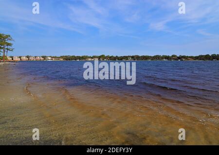 Eine schöne Aussicht auf das Festland von der gegenüberliegenden Küste des Golfs von Mexiko, von Santa Rose Island, das blaue Wasser des Ozeans glänzen mit dem bräunlichen Stockfoto