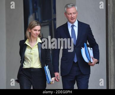 Die französische Juniorministerin für Wirtschaft und Finanzen Agnes Pannier-Runacher (L) und der französische Wirtschafts- und Finanzminister Bruno Le Maire (R) verlassen nach der wöchentlichen Kabinettssitzung am 24. April 2019 in Paris den Präsidentenpalast von Elysee. Foto von Christian Liewig/ABACAPRESS.COM Stockfoto