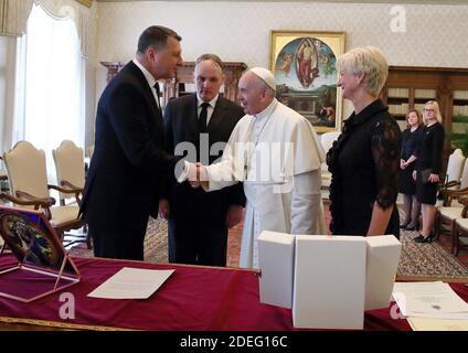 Papst Franziskus trifft sich mit Raimonds Vejonis, dem Präsidenten Lettlands, und seiner Frau Iveta Vejone bei einer privaten Audienz im Vatikan am 25. April 2019. Foto von ABACAPRESS.COM Stockfoto