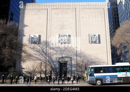 Lüftungsgebäude für den Brooklyn-Battery Tunnel, der in allen drei Filmen "Men in Black" als MIB-Hauptquartier erschien. Stockfoto