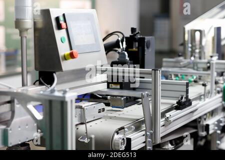 Automatische Verpackung Band Förderanlage in einem pharmazeutischen Werk. Selektiver Fokus. Stockfoto
