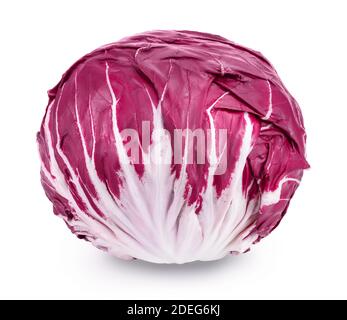 Frischer roter Radicchio Salat isoliert auf weißem Hintergrund mit Clipping Pfad und volle Schärfentiefe Stockfoto