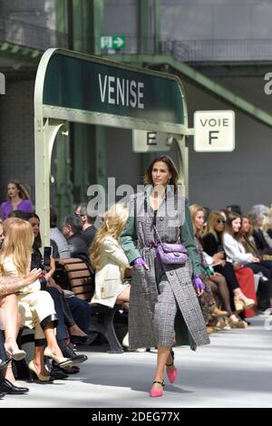 Ein Modell geht während der Ausstellung Chanel Cruise Collection 2020 im Grand Palais in Paris, Frankreich, am 03. Mai 2019 auf die Piste. Foto von Aurore Marechal/ABACAPRESS.COM Stockfoto