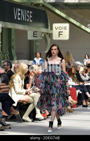 Ein Modell geht während der Ausstellung Chanel Cruise Collection 2020 im Grand Palais in Paris, Frankreich, am 03. Mai 2019 auf die Piste. Foto von Aurore Marechal/ABACAPRESS.COM Stockfoto