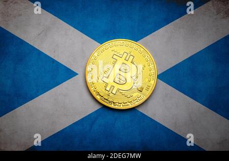 Bitcoin-Token auf der Flagge Schottlands. Stockfoto