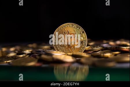 Bitcoin-Token auf Haufen von Euro-Münzen Stockfoto